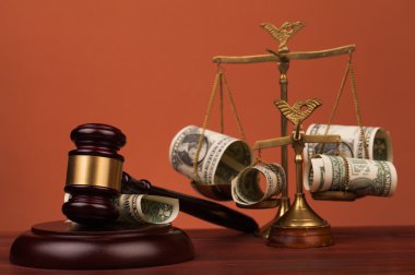 Yargıç tokmak ve adaletin terazisi