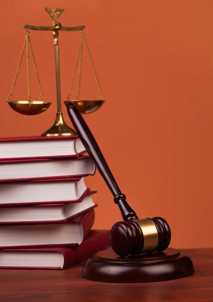 Rechter hamer en wet boeken van Justitie op tafel — Stockfoto
