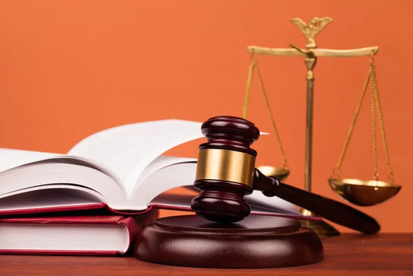Adalet tokmak ve hukuk kitapları tablo üzerinde hakim