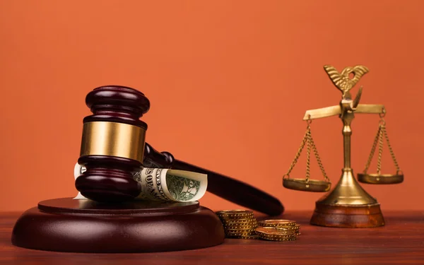 Domare ordförandeklubba och skalor av rättvisa på bord — Stockfoto