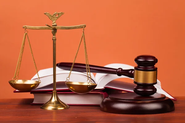 Juez martillo y la ley libros de justicia sobre la mesa —  Fotos de Stock