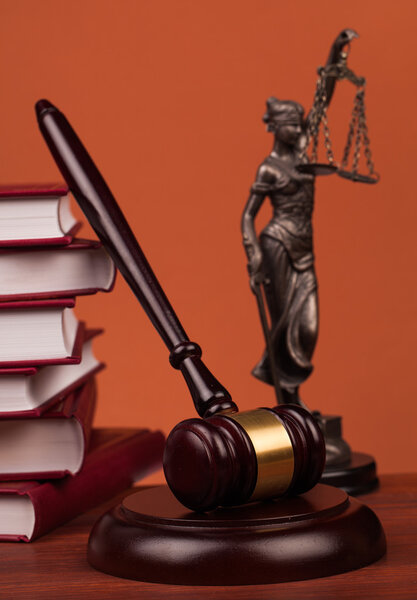Juez martillo y libros de derecho — Foto de Stock