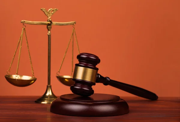 Judge gavel and scales of justice — Stock Photo, Image