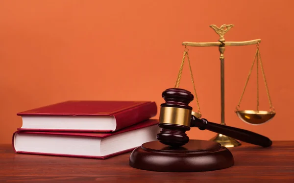 Judge gavel,scales and law books of justice — Stock Photo, Image