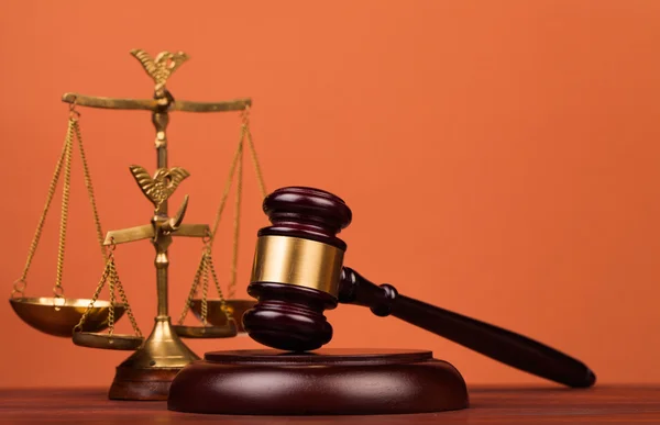 Judge gavel and scales of justice — Stock Photo, Image