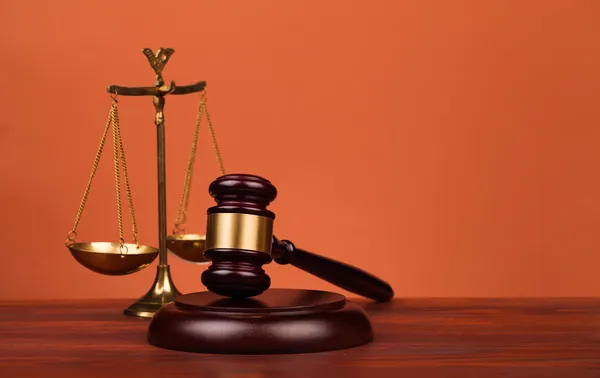 Judge gavel and scales of justice — Stock Photo, Image