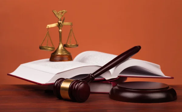 Beoordelen van de hamer, schalen en wetboeken van Justitie — Stockfoto