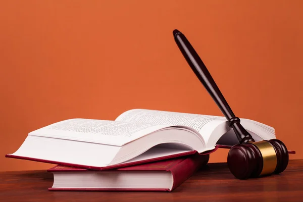 Judge gavel and law books — Stock Photo, Image