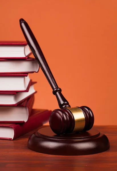 Yargıç tokmak ve hukuk kitapları — Stok fotoğraf