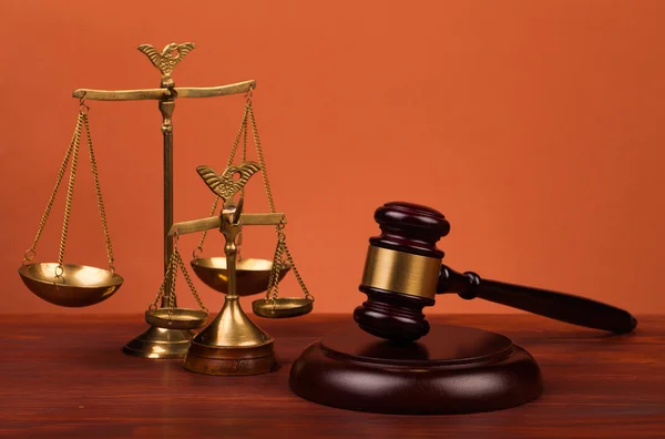 Soudce kladívkem a váhy spravedlnosti — Stock fotografie