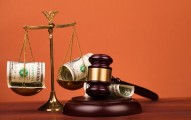 Yargıç tokmak ve adaletin terazisi