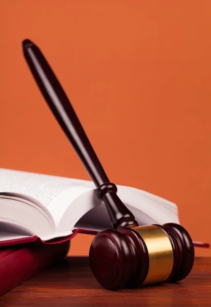 판사 망치와 법률 책 — 스톡 사진