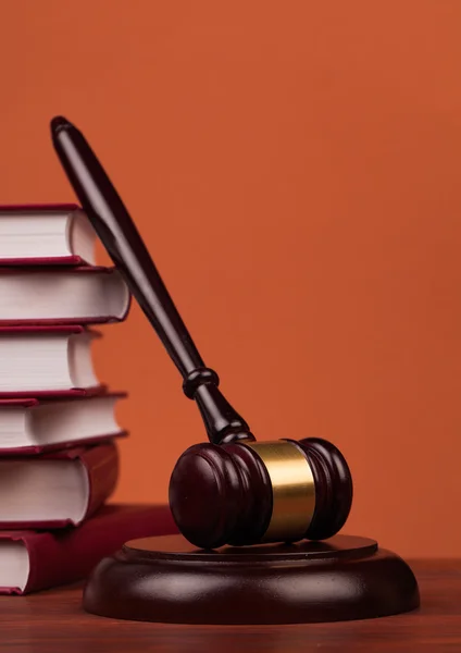 Yargıç tokmak ve hukuk kitapları — Stok fotoğraf