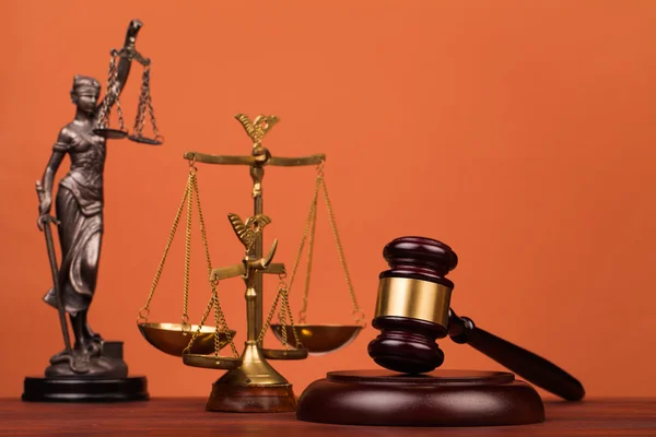 Judge gavel and scales of justice — Stock Photo, Image