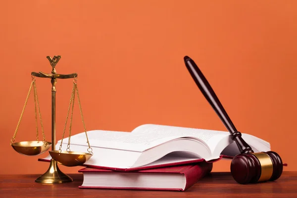 Beoordelen van de hamer, schalen en wetboeken van Justitie — Stockfoto