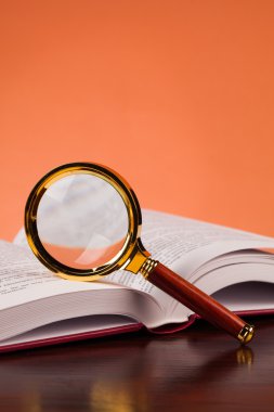 kitap ve Büyüteç camı