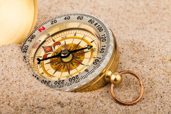 Kompass på stranden — Stockfoto