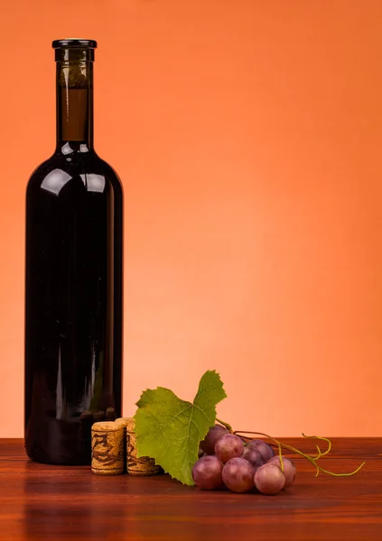 Flaska vin på ett bord — Stockfoto