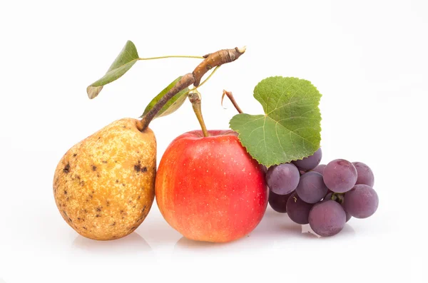 Päron, druvor och äpple — Stockfoto