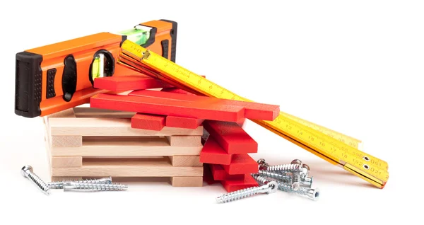 Holzspielzeugklötze mit Werkzeugen isoliert auf weißem Hintergrund. — Stockfoto