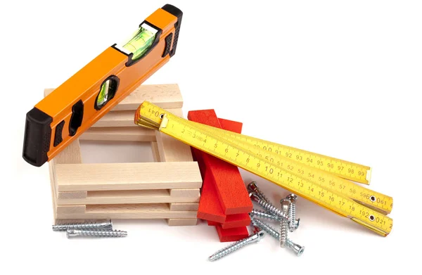 Bloques de juguete de madera con herramientas aisladas sobre fondo blanco . — Foto de Stock