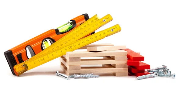 Bloques de juguete de madera con herramientas aisladas sobre fondo blanco . — Foto de Stock