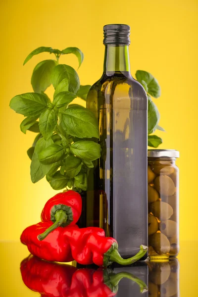 Öl-Olivenflaschen — Stockfoto