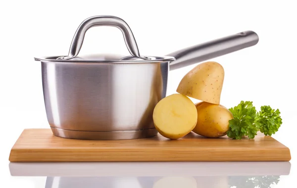 Kartoffeln und rostfreier Topf — Stockfoto