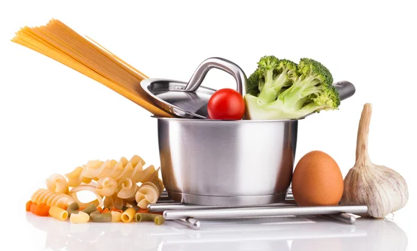 Pasta en stalen pot geïsoleerd op witte achtergrond — Stockfoto