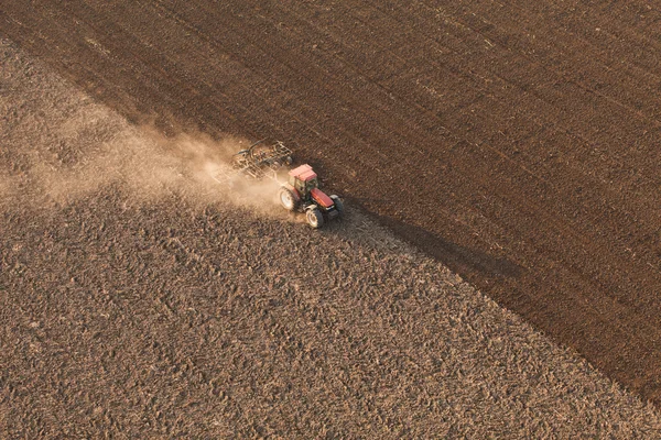 Vista aérea dos campos de colheita com trator — Fotografia de Stock