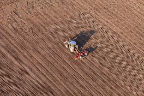 Letecký pohled na pole sklizně s traktorem — Stock fotografie