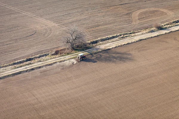 Vue aérienne des champs de récolte avec tracteur — Photo