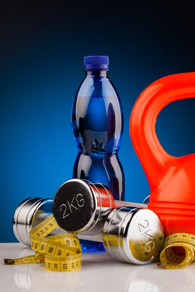 Pesas de fitness y botella de agua — Foto de Stock