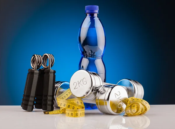 Pesas de fitness y botella de agua — Foto de Stock