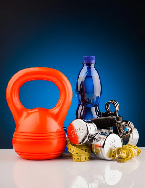 Fitness dumbbells and bottle of water — Stock Photo, Image