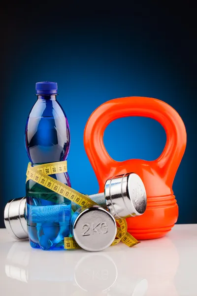 Halteres fitness e garrafa de água — Fotografia de Stock