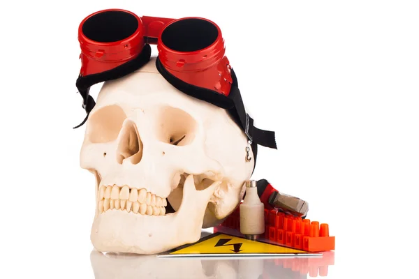 Crânio humano e ferramentas de eletricista — Fotografia de Stock