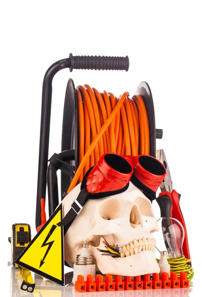 Crânio humano e ferramentas de eletricista — Fotografia de Stock