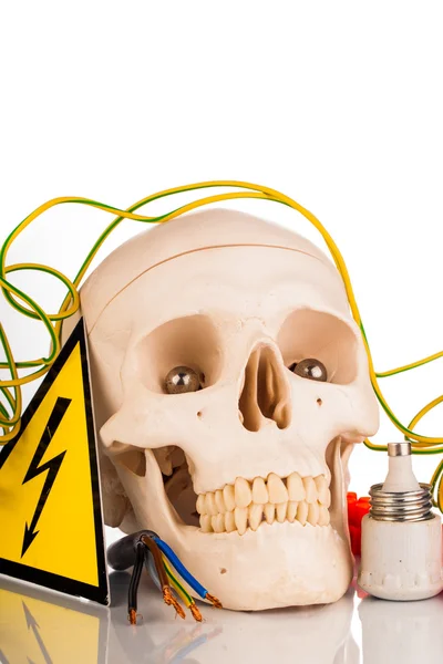 Människans kranium och elektrikers verktyg — Stockfoto