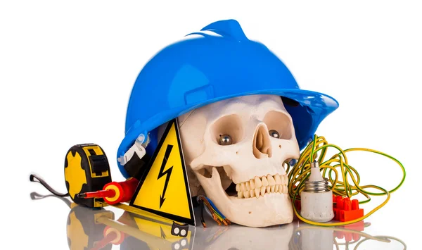 Calavera humana y herramientas de electricista —  Fotos de Stock