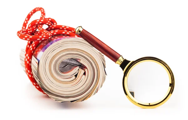 Role of newspapers and magnifying glass — Stock Photo, Image