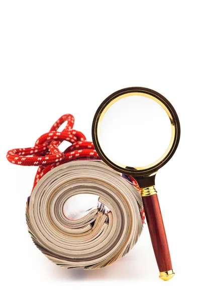 Role of newspapers and magnifying glass — Stock Photo, Image