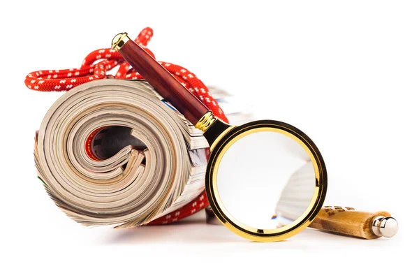 Role of newspapers and magnifying glass — Stock Photo, Image