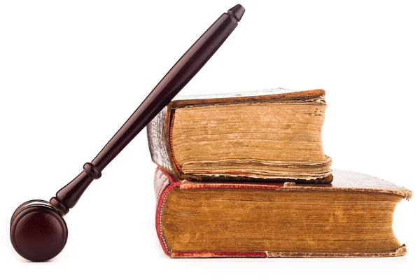 法官木槌和陈旧的法律书 — 图库照片