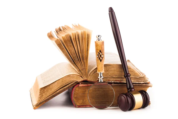 Juez martillo y viejos libros de leyes — Foto de Stock
