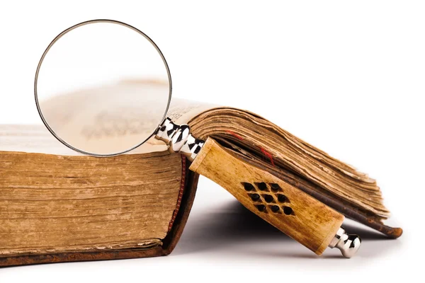 Förstoringsglas och gammal bok — Stockfoto