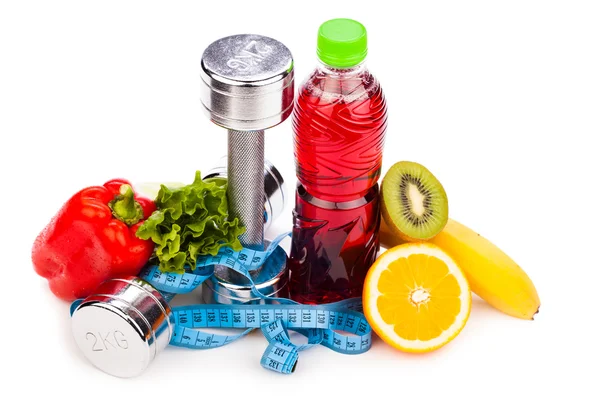 Fitnessapparatuur met vruchten en fles van energie drank isola — Stockfoto