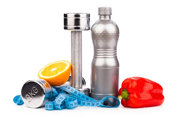 Fitnessapparatuur met vruchten en fles van energie drank isola — Stockfoto