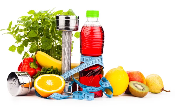 Equipamento de fitness com frutas e garrafa de bebida energética isola — Fotografia de Stock