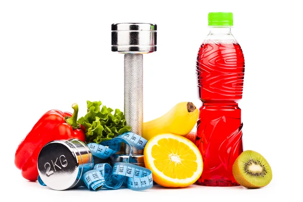 Fitnessapparatuur met vruchten en fles van energie drank isola — Stockfoto